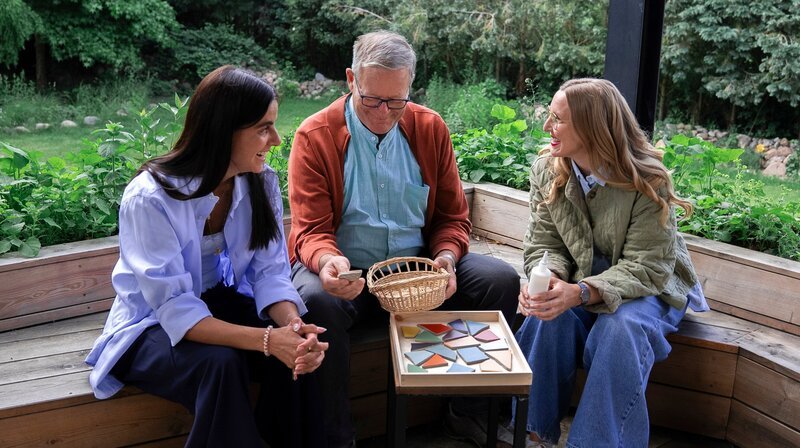 Mirjana (li.) und Hartmut (Mitte) legen aus bunten Tonscherben ein neues Fundament für ihre Vater-Tochter-Beziehung. Rechts: Psychotherapeutin Franca Cerutti – Bild: HR/​Leyla Hoppe