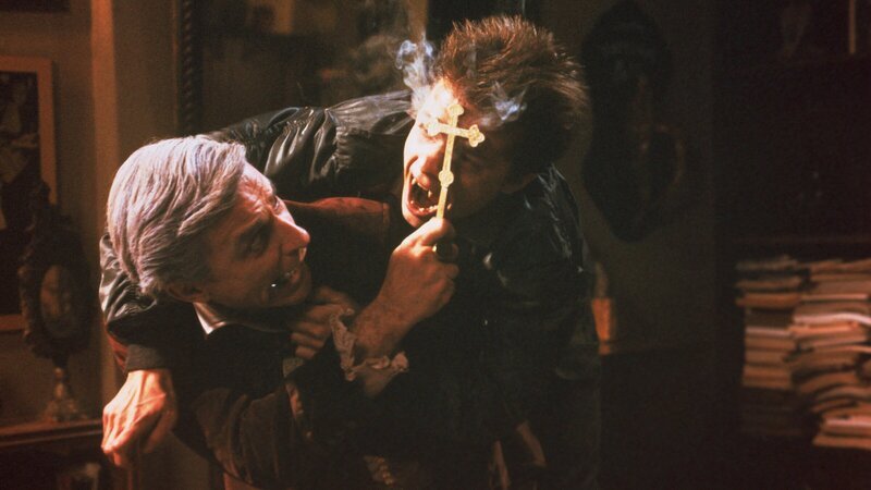 Peter Vincent (Roddy McDowall, l.) versucht, mit seinem Kreuz den Vampir Jerry Dandrige (Chris Sarandon, r.) in einem Kampf abzuwehren. – Bild: ZDF und Jerry Adams