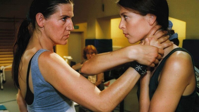 Zwischen Walter (Katy Karrenbauer, l.) und Caro (Frederikke Weber) bahnt sich ein Kampf an … – Bild: RTL