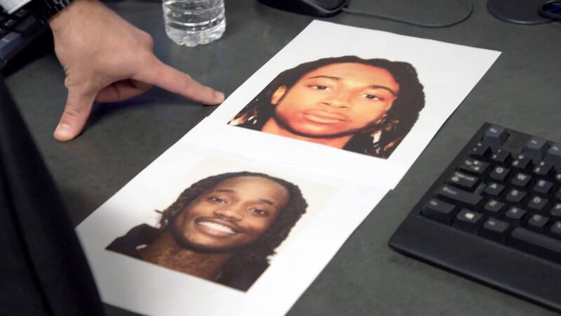 Eine Hand zeigt auf ausgedruckte Fotos auf einem Schreibtisch neben einer Computertastatur und einer Wasserflasche, was auf eine Ermittlungsprüfung von Beweismaterial hinweist. – Bild: Crime + Investigation