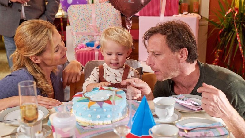 Fridas (Ann-Sophie Lochmann) erste große Party: Nicht nur Karin (Jessica Ginkel) und Stefan (Hendrik Duryn) feiern mit der kleinen Frida ihren ersten Geburtstag. – Bild: RTL /​ Frank Dicks