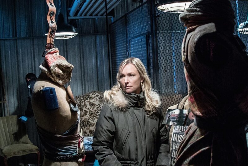 During the search for Ennis, an unpredictable criminal, Sherlock is forced to work alongside Kathryn Drummond (Kari Matchett), the FBI profiler who literally wrote the book on him, on a special night, immediately following the Super Bowl. – Bild: CBS Television Lizenzbild frei