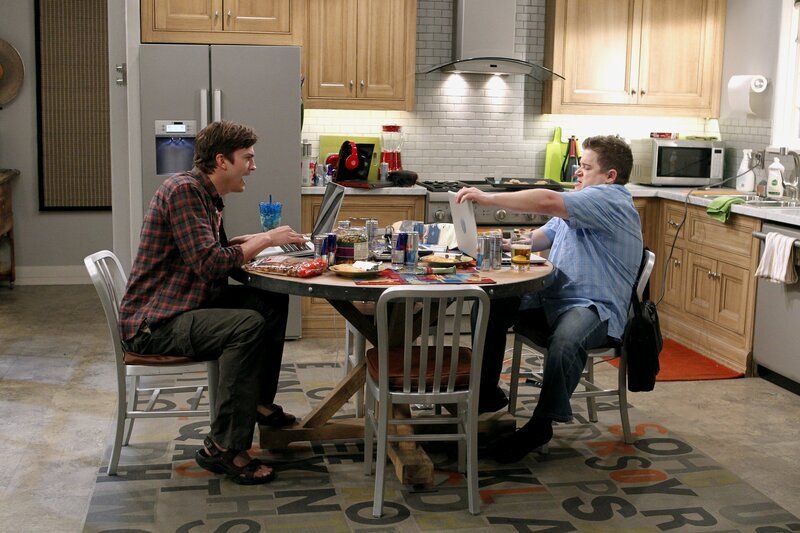 Waldens ehemaliger Geschäftspartner Billy Stanhope (Patton Oswalt, r.) taucht auf und möchte das Kriegsbeil zwischen ihnen begraben. – Bild: WARNER BROS. ENTERTAINMENT INC.