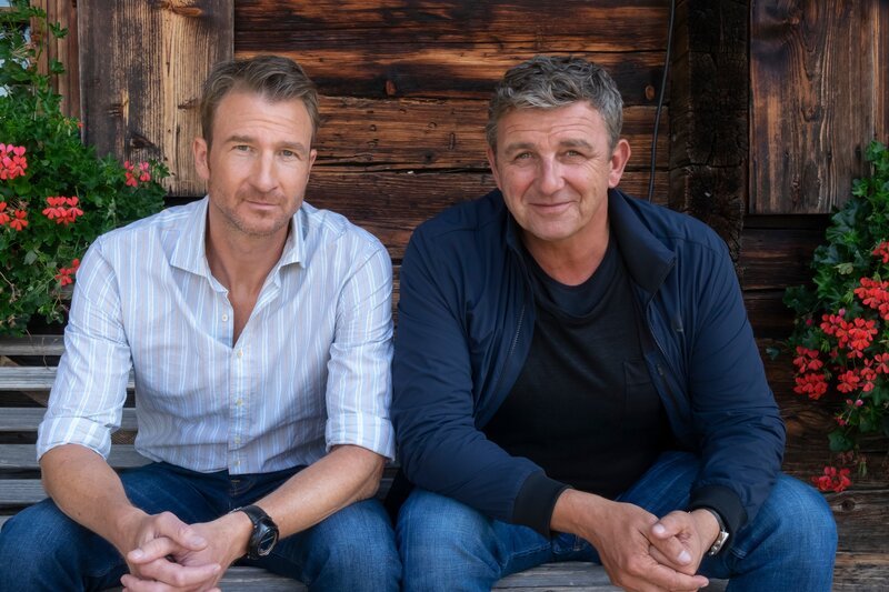 Gemeinsam durch dick und dünn: Der Bergdoktor Martin (Hans Sigl, r.) und sein Bruder Hans (Heiko Ruprecht, l.). – Bild: ZDF und Erika Hauri