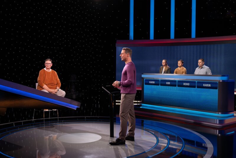 Moderator Alexander Bommes (2.v.l.) mit den Kandidat:innen: Karin Neber (3.v.r.), Kim Bachmann (2.v.r.), Heiko Schneider (r.), Karin Brinkmeier (l.). – Bild: ARD /​ Uwe Ernst