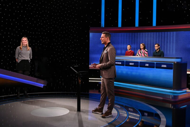 Moderator Alexander Bommes (2.v.l.) mit den Kandidat:innen: Patrick Rahause (3.v.r.), Berit Kleine-Tebbe (2.v.r.), Jan Fenner (r.), Jana-Kim Buschmann (l.). – Bild: ARD/​Uwe Ernst