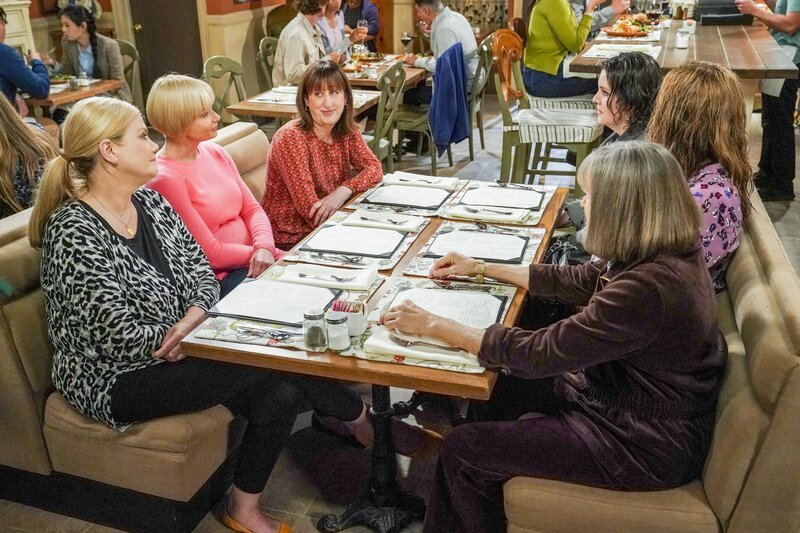 (v.li.): Kristen Johnston (Tammy), Jaime Pressly (Jill), Beth Hall (Wendy), Melanie Lynskey (Shannon), Allison Janney (Bonnie), Mimi Kennedy (Marjorie). – Bild: ORF/​Tele-München/​Warner/​CBS/​Michael Yarish