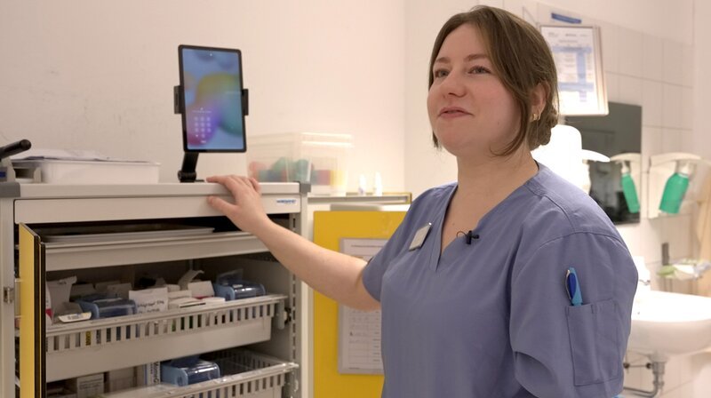 In der Altenpflege nutzt Magdalena Morawski eine App, die per Sprachsteuerung automatisch alle Pflegeinformationen erfasst und dokumentiert. – Bild: NDR/​TVN FACTUAL ENTERTAINMENT