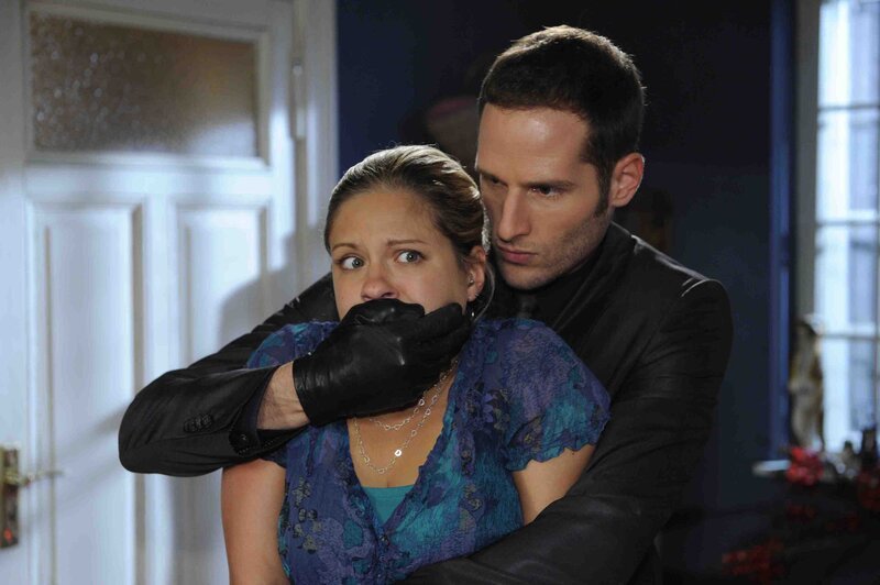 Was hat David (Lee Rychter, r.) nur mit Mia (Josephine Schmidt, l.) vor? – Bild: SAT.1 /​ Christoph Assmann