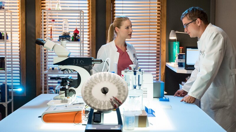 Elias Bähr (Stefan Ruppe, r.) macht sich wegen Toms Zustand, vor Julia Berger (Mirka Pigulla, l.) Vorwürfe. – Bild: ARD/​Jens Ulrich Koch