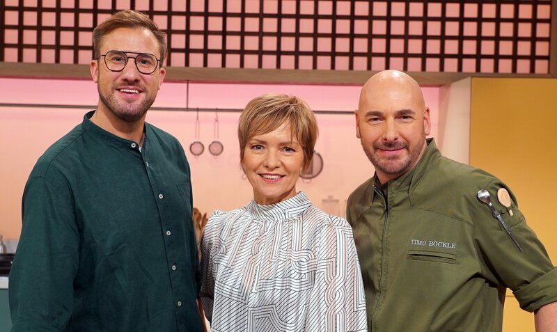 Heute ist der schwäbische Spitzenkoch Timo Böckle zu Gast mit seiner Leidenschaft für Wild. Er bringt einen butterzarten Rehrücken auf den Tisch – begleitet von Maronen und süßer Birne. Sören Anders kontert mit seinem etwas anderen Reh-Geschnetzelten. v.li.: Sören Anders, Evelin König, Böckle – Bild: SWR