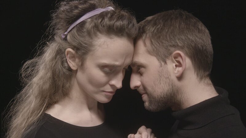 Schauspieler Maria Spanring und Florian Haslinger, verschiedene Nachspielungen der Form der Liebe in der Literatur. – Bild: 3sat