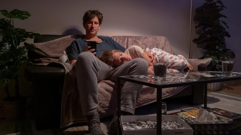 Heiner (Sebastian Schwarz) chattet mit seiner Arbeitskollegin, während seine Ehefrau Marie (Marie Burchard) schläft. – Bild: Johannes Louis /​ ZDF