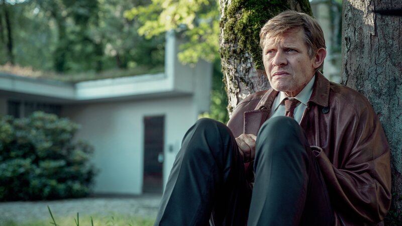 Maloney Goldrausch Folge 8 Maloney soll eine Villa bewachen. Marcus Signer als Philip Maloney Regie: Mike Schaerer Produktion: C-Films AG Kamera: Tobias Dengler Drehbuch: Luca Ribler – Bild: SRF/​Pascal Mora