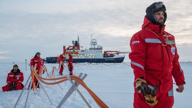 Arctic Drift – Ein Jahr auf dünnem Eis  Messungen im Eis – Bild: SRF/​Fremantle/​Alfred-Wegener-Institut/​Esther Horvath