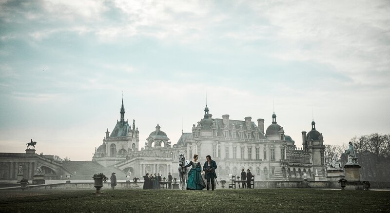 D’Artagnan (François Civil) erfährt von Königin Anna von Österreich (Vicky Krieps), dass ihre Dienerin Constance in England ist – und unter der Bewachung des Herzogs von Buckingham steht. Er beschließt, sie gemeinsam mit seinen Freunden zu retten. – Bild: ZDF und Ben King