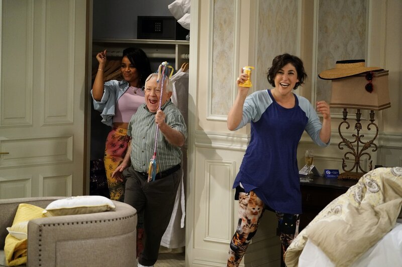 (v.l.n.r.) Randi (Kyla Pratt); Phil (Leslie Jordan); Kat (Mayim Bialik) – Bild: FOX MEDIA LLC. /​ Lisa Rose