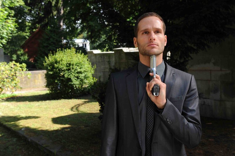 Von Schuld, Schmerz und Trauer überwältigt, ist David (Lee Rychter) fest entschlossen, sich an Annetts und Richards letzter Ruhestätte auf dem Friedhof zu töten … – Bild: SAT.1 /​ Claudius Pflug