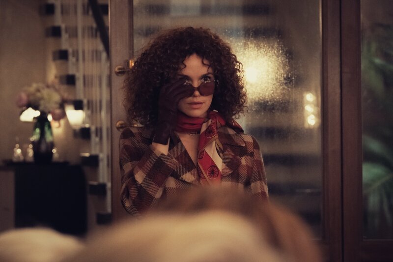 Kurz vor dem Ende der Auktion um die Tanzschule betritt Eva Fassbender (Emilia Schüle) den Saal. Macht sie ein höheres Angebot? – Bild: ZDF und Conny Klein