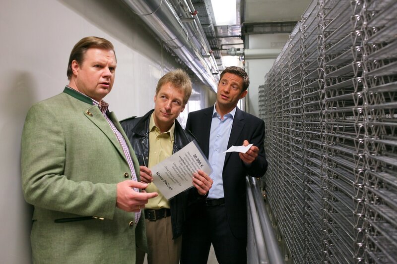 Die Rosenheim-Cops (v.li.: Michael A. Grimm, Max Müller, Igor Jeftic) sichern erste Beweise in einer Rosenheimer Molkerei. – Bild: ZDF und Christian A Rieger