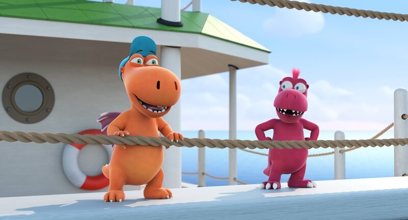 Auf dem Deck des Raddampfers stehen der kleine Drache Kokosnuss und sein bester Freund Oskar und können es kaum erwarten im Sommercamp anzukommen. – Bild: ZDF und Caligari Film