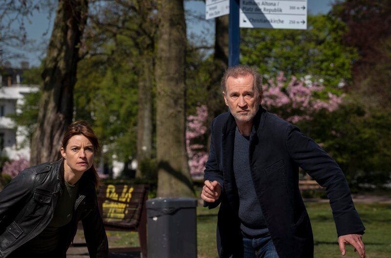 Fabel (Peter Lohmeyer) und Anna (Ina Paule Klink) unternehmen einen gefährlichen Alleingang. – Bild: ARD Degeto/​Georges Pauly