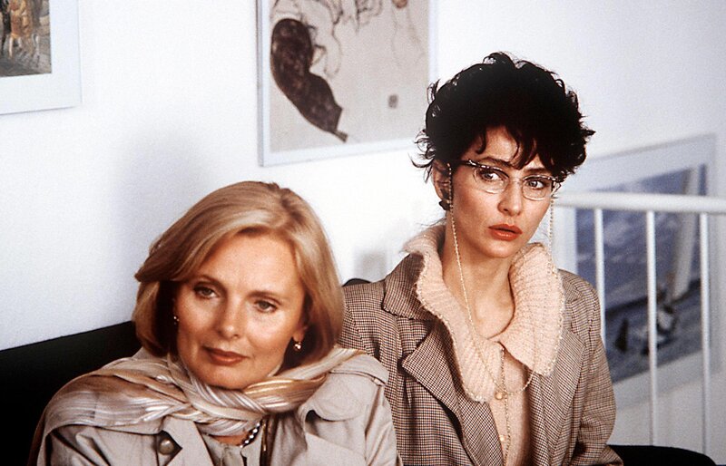 (v.li.): Ruth-Maria Kubitschek (Annette von Soettingen), Christine Kaufmann (Olga Behrens). – Bild: ORF (FS1/​FS2) /​ ORF2