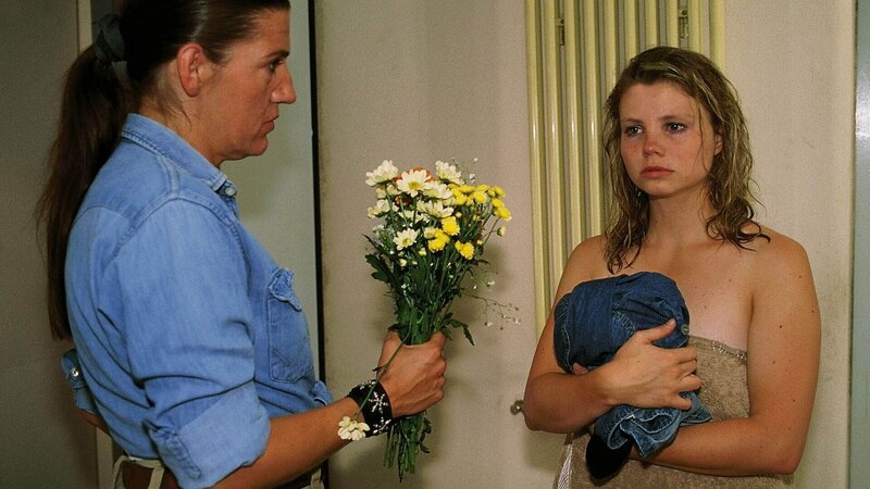 Walter (Katy Karrenbauer, li.) will sich mit Vivi (Annette Frier) versöhnen. Sie ahnt nicht, dass Vivi gerade von Zöllner vergewaltigt wurde … – Bild: RTL