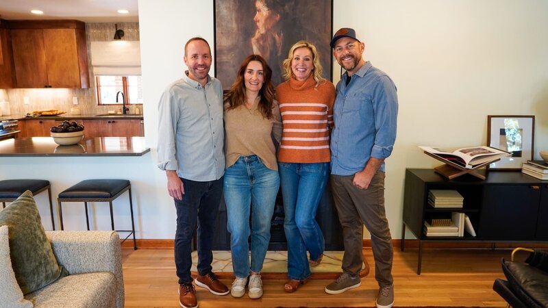 Dave and Jenny with the homeowners during the reveal, as seen on Fixer to Fabulous, Season 6. – Bild: Warner Bros. Discovery, Inc. or its subsidiaries and affiliates. All rights reserved.