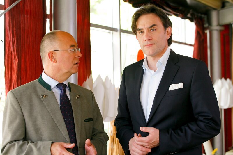 Hat Dr. Kurt Weller (Giulio Ricciarelli, r.) seinen Kollegen erschlagen, um auf den Chefarztposten zu rücken? Für Polizeichef Achtziger (Alexander Duda, l.) ein starkes Tatmotiv. – Bild: ZDF und Christian A. Rieger
