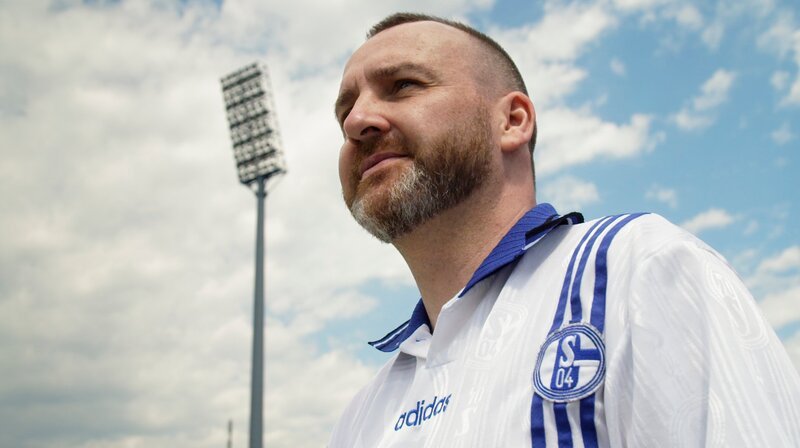 Clive Lavery äußert sich im Film zu seinen Erinnerungen an das Schalke-Spiel. – Bild: WDR/​Björn Schneider/​Broadview TV GmbH