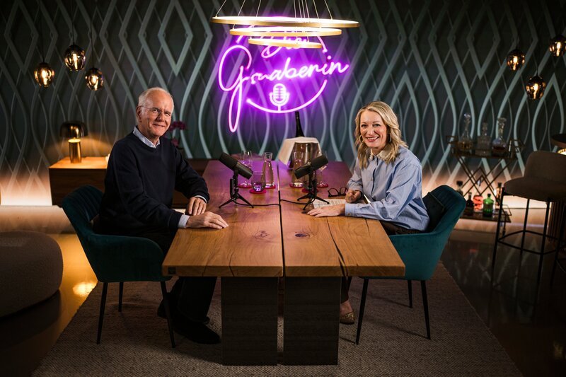 Monika Gruber und Harald Schmidt während ServusTVs „Die Gruaberin – Vodcast“ in Salzburg, Österreich. – Bild: ServusTV /​ Sebastian Marko