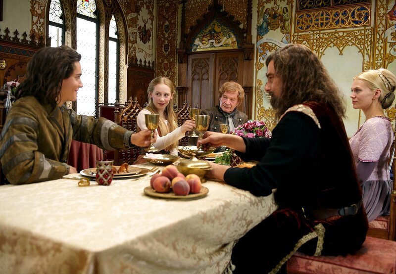 Im prächtigen Königssaal treffen alle zusammen: Prinz Fynn (Francois Goeske), Dornröschen (Lotte Flack), Herzog August (Michael Hanemann), die Königin (Anna Loos) und der König (Martin Feifel). – Bild: SWR/​Walter Wehner