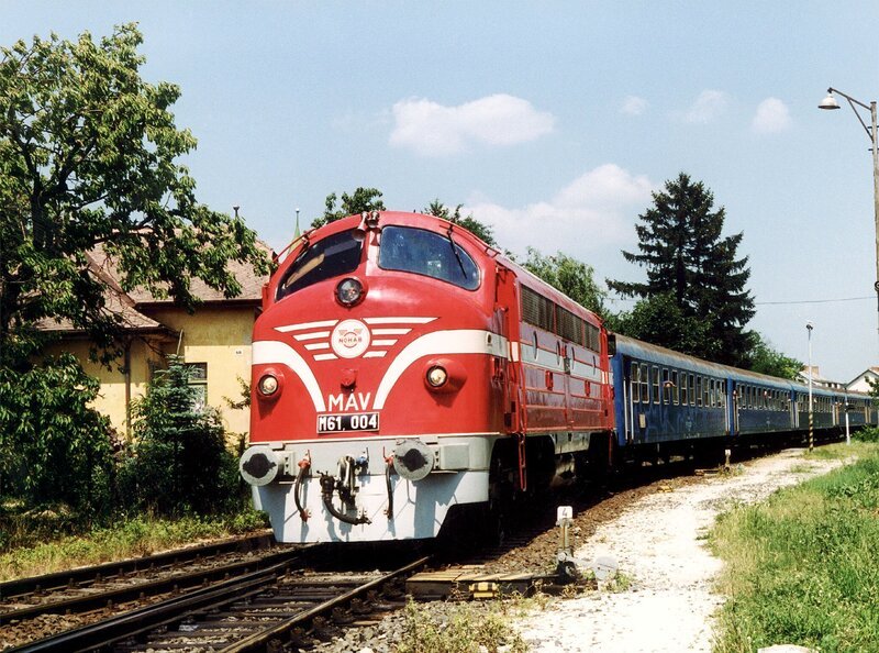 MAV  M61.004 Nohab Lok in Balatonfured. – Bild: SWR/​Heinz Grünbauer