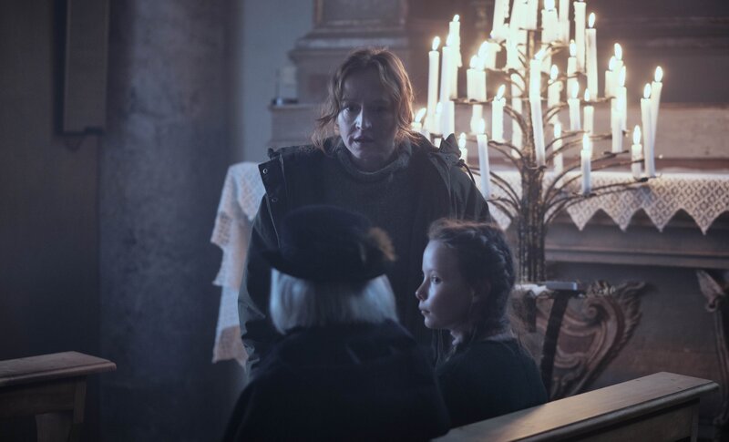 Lucia (Brigitte Hobmeier, Mitte) spricht mit Aurelia (Sylvia Eisenberger) und Alma (Laeni Geiseler, rechts) in der Kirche. – Bild: Oliver Oppitz /​ X-Filme Produktion GmbH, Berlin, ORF, BR, NDR, Primary Pictures, Wien