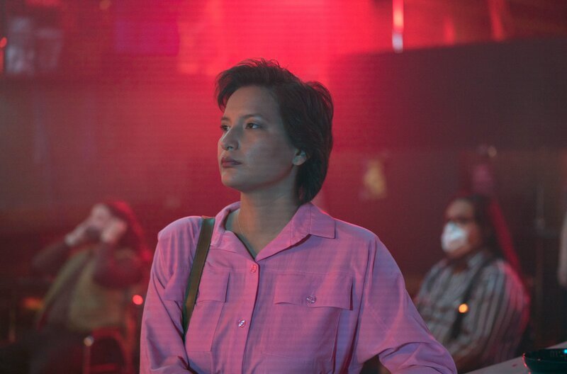 Esther (Darla Contois) schaut Niizhs Band Native Sons bei ihrem Gig zu. – Bild: Steve Ackerman/​Fremantle