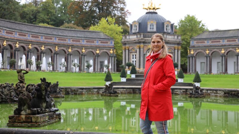 Corinna Binzer in der Eremitage in Bayreuth. – Bild: ZDF und BR, Benedikt Preisinger