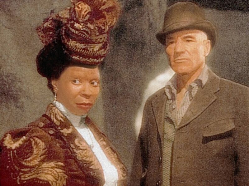 In das San Francisco des 19. Jahrhunderts versetzt, muessen Picard und seine Crew es mit menschenbedrohenden Ausserirdischen auf sich nehmen. Doch bei dem Versuch die triolischen Wellen zu deaktivieren geht ploetzlich alles drunter und drueber: die ganze Crew wird auf die Enterprise zurueckgebeamt. Nur Guinan (Whoopi Goldberg) und Picard (Patrick Stewart) bleiben zurueck. – Bild: Tele 5