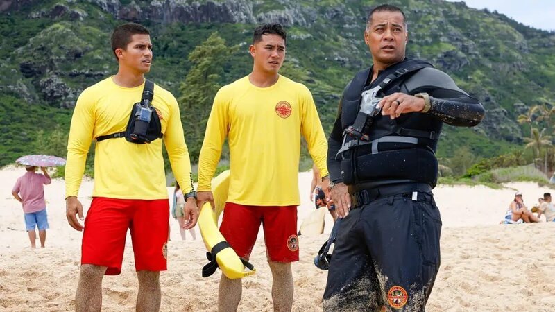 L-R: Kainalu (Alex Aiono), Laka Hanohano (Kekoa Kekumano), Harlan ‚Sonny‘ Jennings (Robbie Magasiva) – Bild: Warner Bros. Entertainment Inc.