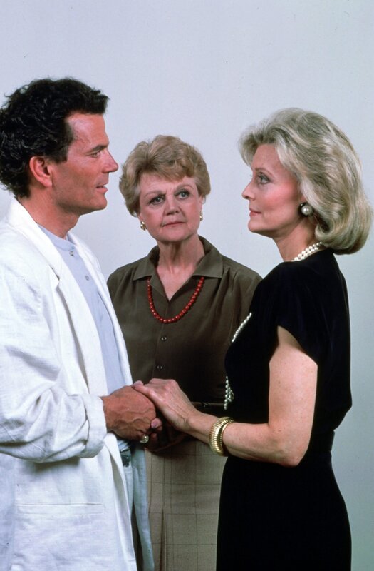 Dank Jessicas (Angela Lansbury, M.) Hilfe, sprechen Randy (Patrick Wayne, l.) und Margaret Witworth (Constance Towers, r.) wieder miteinander … – Bild: Universal Pictures