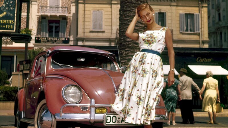 Ein schönes Auto, ein eigenes Haus und teure Kleider: Die Fünfzigerjahre sind das Jahrzehnt des Wirtschaftswunders und noch heute symbolisch für deutschen Wohlstand. Aber war dieser Aufschwung tatsächlich ein Wunder oder spielten doch glückliche Umstände eine entscheidende Rolle? – Bild: ZDF und Roger-Viollet./​Roger-Viollet