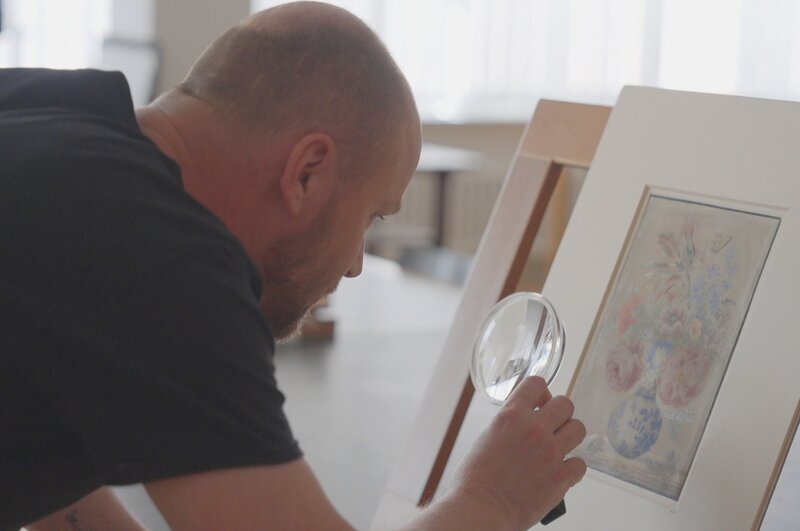 Tim Ernst untersucht im Kupferstichkabinett in Berlin das Originalwerk von Maria Sibylla Merians „Blumenstillleben in einer chinesischen Vase“. – Bild: Markus M¸ller /​ ZDF