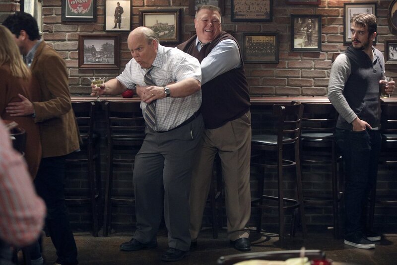 Dirk Blocker (Hitchcock), Joel McKinnon Miller (Scully). – Bild: NBCUniversal Media, LLC /​ Jordin Althaus