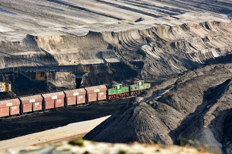 Ende des Jahres wird der letzte Kohlezug auf rückbaren Gleisen direkt in der Talsohle des Tagebaus Cottbus Nord verlassen. – Bild: SWR/​Grit Merten