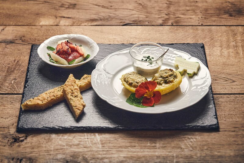 Die Hauptspeise vegetarisch: Gefüllte Kartoffeln mit Kräuterdip. – Bild: Philipp Thurmaier /​ BR/​megaherz gmbh