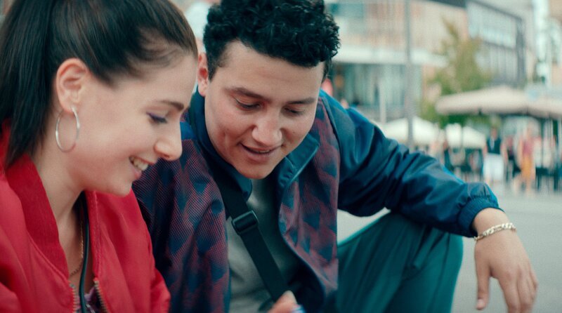 Die Geschwister Yara (l, Aysima Ergün) und Nader (Youness Aabbaz) sind nach seiner Entlassung wieder vereint. – Bild: WDR/​Studiocanal