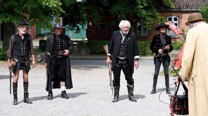 Onkel Krischan (Hans Kahlert, r.) will gegen seinen Erzfeind Franz Schmöller (Michael Rastl, Mi.) und die Desperados antreten. – Bild: NDR/​Nicolas Maack