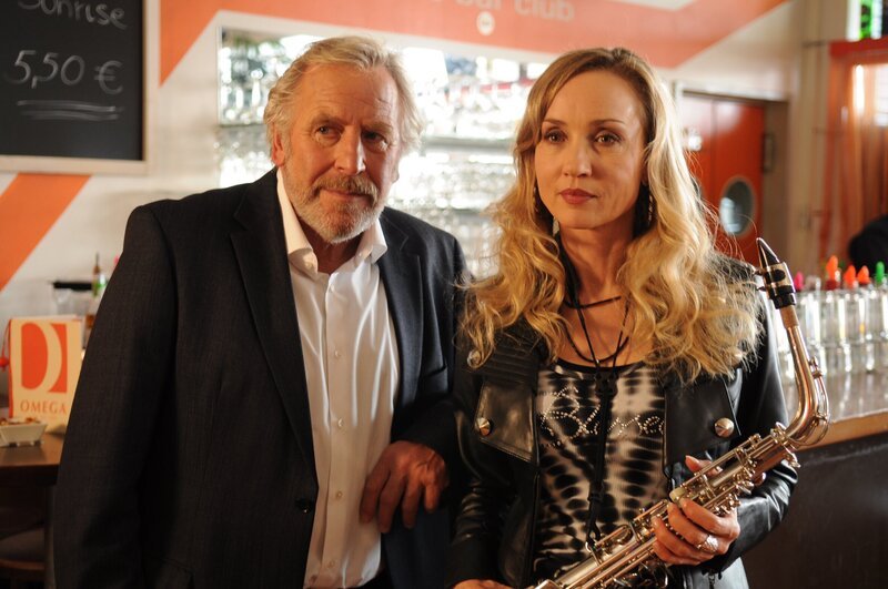 Produzent Martin ist stolz auf Jana. Von links: Martin Kirchleitner (Hermann Giefer) und Jana Keller (Isabella Hübner). – Bild: BR/​Jo Bischoff