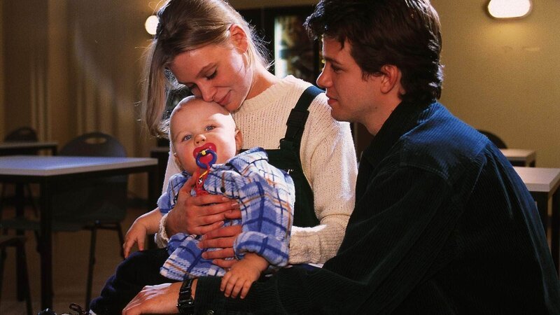 Martina (Katja Strobel) ist überglücklich, dass Alexander (Kai Buth) ihr ihren Sohn Oliver wiedergebracht hat. – Bild: RTL