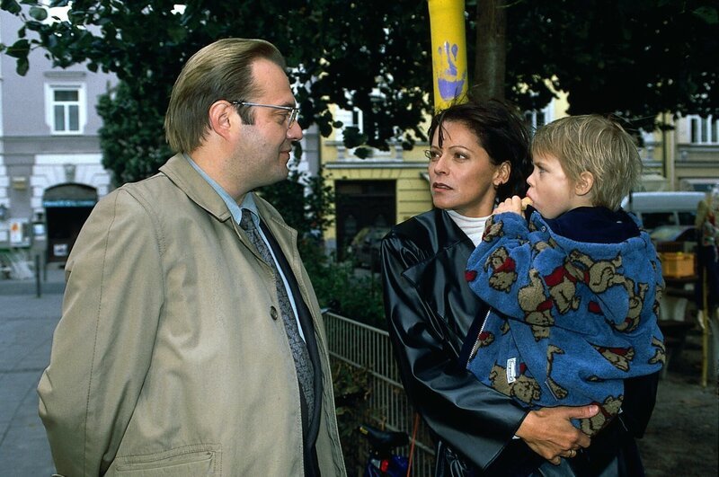 Unerkannt bedroht und verfolgt Ben Barthels (Jan Gregor Kremp) die Thaler-Familie: Hier spricht er Katja Bunte-Thaler (Angela Roy) und Peters Kind, die kleine Ann-Marie (Lavinia Thelen) an. – Bild: ZDF und Kurt Bauer